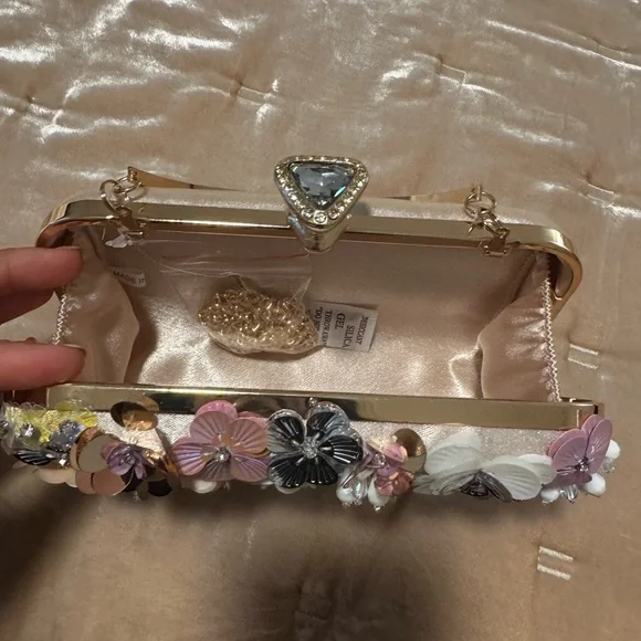 NWT Kelly and Katie floral clutch - Picture 4 of 5